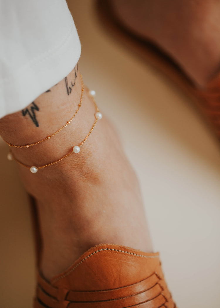 A beautiful 14kt Gold Fill Pearl anklet styled with a dainty anklet chain.